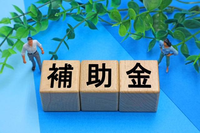 令和7年12月25日介護分野補助金に関する厚生労働省通知｜サービス類型ごとの要件の違い、段階的な補助金交付率、賃金改善に使う金額のルール